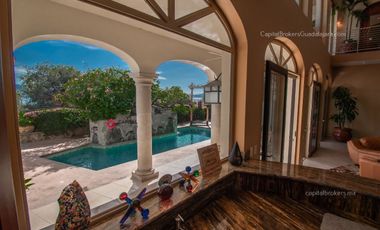 Casa de lujo en Venta en Ajijic con Alberca y Terraza con vista a la laguna