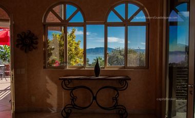 Casa de lujo en Venta en Ajijic con Alberca y Terraza con vista a la laguna