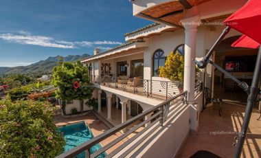 Casa de lujo en Venta en Ajijic con Alberca y Terraza con vista a la laguna