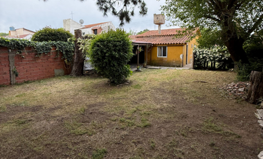 Propiedad con amplio lote, Santa teresita