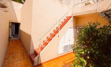 Venta Casa en Lanús Oeste 4 ambientes Modernos y Cálidos con Garaje 2 autos y fondo libre