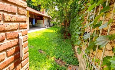 Venta Casa en Lanús Oeste 4 ambientes Modernos y Cálidos con Garaje 2 autos y fondo libre