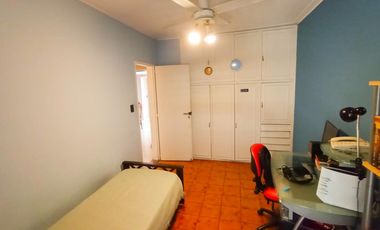 Venta Casa en Lanús Oeste 4 ambientes Modernos y Cálidos con Garaje 2 autos y fondo libre