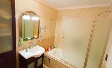 Venta Casa en Lanús Oeste 4 ambientes Modernos y Cálidos con Garaje 2 autos y fondo libre