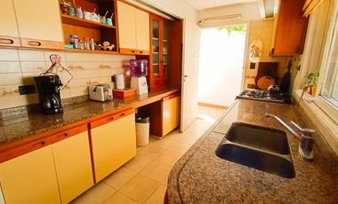 Venta Casa en Lanús Oeste 4 ambientes Modernos y Cálidos con Garaje 2 autos y fondo libre