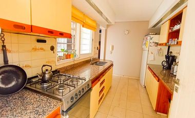 Venta Casa en Lanús Oeste 4 ambientes Modernos y Cálidos con Garaje 2 autos y fondo libre