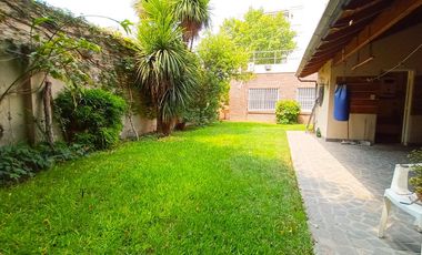 Venta Casa en Lanús Oeste 4 ambientes Modernos y Cálidos con Garaje 2 autos y fondo libre