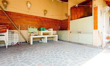 Venta Casa en Lanús Oeste 4 ambientes Modernos y Cálidos con Garaje 2 autos y fondo libre