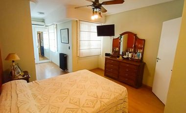 Venta Casa en Lanús Oeste 4 ambientes Modernos y Cálidos con Garaje 2 autos y fondo libre