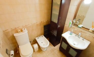 Venta Casa en Lanús Oeste 4 ambientes Modernos y Cálidos con Garaje 2 autos y fondo libre