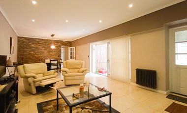 Venta Casa en Lanús Oeste 4 ambientes Modernos y Cálidos con Garaje 2 autos y fondo libre