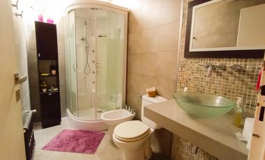 Venta Casa en Lanús Oeste 4 ambientes Modernos y Cálidos con Garaje 2 autos y fondo libre