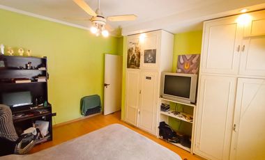 Venta Casa en Lanús Oeste 4 ambientes Modernos y Cálidos con Garaje 2 autos y fondo libre
