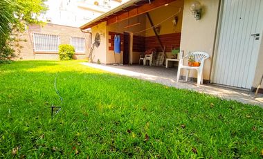 Venta Casa en Lanús Oeste 4 ambientes Modernos y Cálidos con Garaje 2 autos y fondo libre