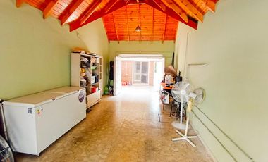 Venta Casa en Lanús Oeste 4 ambientes Modernos y Cálidos con Garaje 2 autos y fondo libre