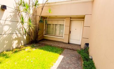 Venta Casa en Lanús Oeste 4 ambientes Modernos y Cálidos con Garaje 2 autos y fondo libre