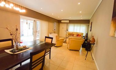 Venta Casa en Lanús Oeste 4 ambientes Modernos y Cálidos con Garaje 2 autos y fondo libre
