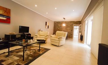 Venta Casa en Lanús Oeste 4 ambientes Modernos y Cálidos con Garaje 2 autos y fondo libre