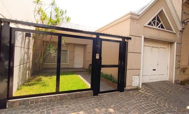 Venta Casa en Lanús Oeste 4 ambientes Modernos y Cálidos con Garaje 2 autos y fondo libre