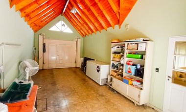Venta Casa en Lanús Oeste 4 ambientes Modernos y Cálidos con Garaje 2 autos y fondo libre