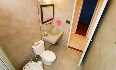 Venta Casa en Lanús Oeste 4 ambientes Modernos y Cálidos con Garaje 2 autos y fondo libre