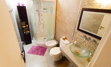 Venta Casa en Lanús Oeste 4 ambientes Modernos y Cálidos con Garaje 2 autos y fondo libre