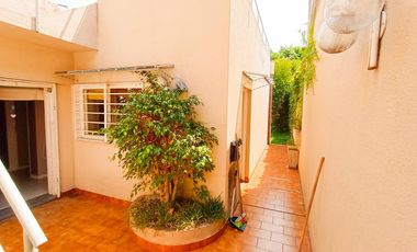 Venta Casa en Lanús Oeste 4 ambientes Modernos y Cálidos con Garaje 2 autos y fondo libre