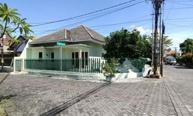 Rumah di Wisma Permai Tengah, Strategis, Row jalan lebar