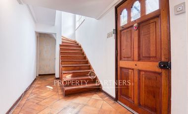 Amplia casa en venta cercana a parque Metropolitano, Providencia.