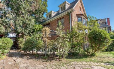 Amplia casa en venta cercana a parque Metropolitano, Providencia.