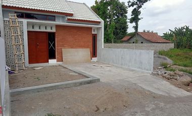 SISA 1 RUMAH HARGA MIRING TANAH LUAS DEKAT JALAN JOGJA SOLO