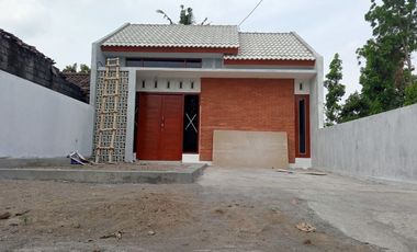 SISA 1 RUMAH HARGA MIRING TANAH LUAS DEKAT JALAN JOGJA SOLO