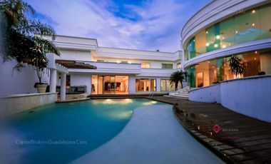 Casa de Lujo con Alberca y Cine Colinas de San Javier