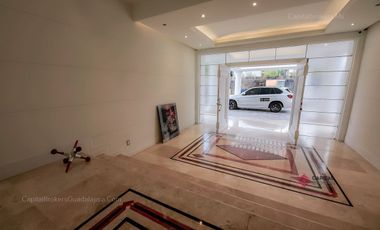 Casa de Lujo con Alberca y Cine Colinas de San Javier