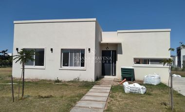 Casa en venta en San Ramon con pileta- Pilar del Este