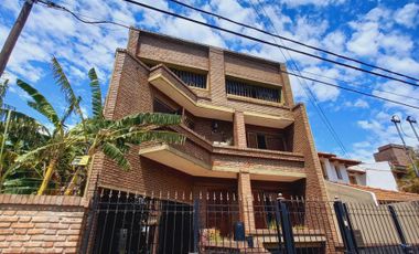 Casa en venta en Azcuénaga al 600
