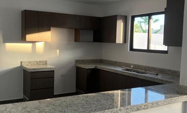 Casa con Paneles Solares y Piscina en Privada Exclusiva – Junto a Colegio Smarti