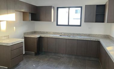 Casa con Paneles Solares y Piscina en Privada Exclusiva – Junto a Colegio Smarti