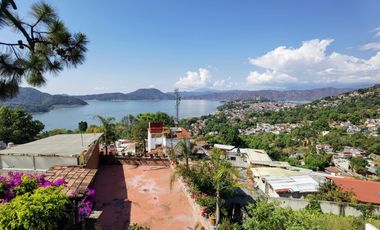 CASA EN VENTA CON EXCELENTE VISTA AL LAGO