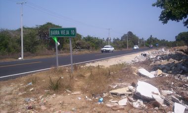 Terreno de 9,000 m² sobre carretera a la altura de tres vidas