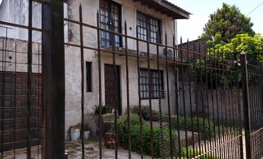 AMPLIA CASA DE 5 AMB. &ampquotA TERMINAR" CON GRAN JARDÍN