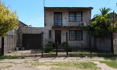 AMPLIA CASA DE 5 AMB. &ampquotA TERMINAR" CON GRAN JARDÍN