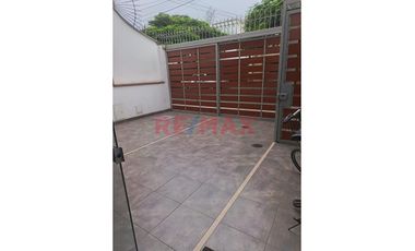 🏡 En Venta – Exclusivo Departamento Flat En 3Er. Piso En Urbanización Sagitario, Surco.