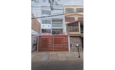 🏡 En Venta – Exclusivo Departamento Flat En 3Er. Piso En Urbanización Sagitario, Surco.