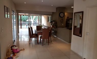 Casa minimalista con pileta