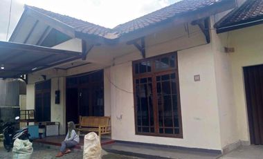 Rumah luas tepi jalan raya utama di tengah kota Jogja