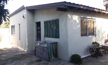 Venta Casa PH de 3 Amb. c/ patio, jardín y entrada de autos pasante.