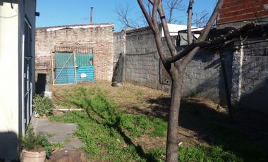 Venta Casa PH de 3 Amb. c/ patio, jardín y entrada de autos pasante.