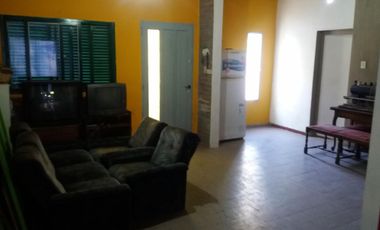 Venta Casa PH de 3 Amb. c/ patio, jardín y entrada de autos pasante.