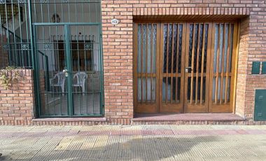 Venta de Casa con Departamento en Tolosa, La Plata.